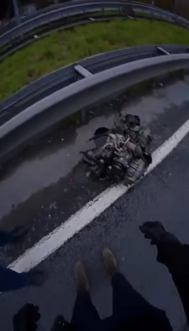 Водитель, выехавший между автомобилями, врезался в барьеры, двигатель загорелся и вылетел на дорогу