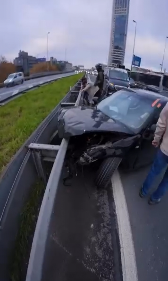 Водитель, выехавший между автомобилями, врезался в барьеры, двигатель загорелся и вылетел на дорогу