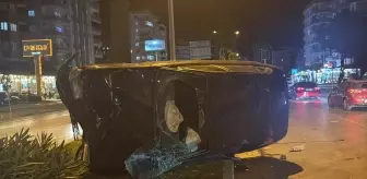 Mersin'de refüje çarpıp devrilen otomobilin sürücüsü yaralandı