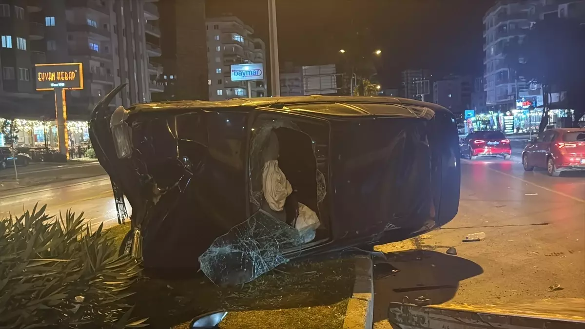 Mersin'de refüje çarpıp devrilen otomobilin sürücüsü yaralandı