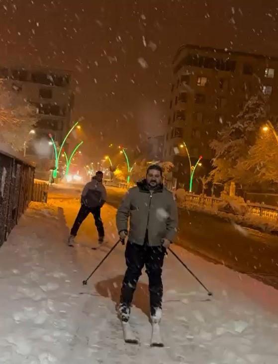 Snow turned into fun in Muş: Skiing on İstasyon Street