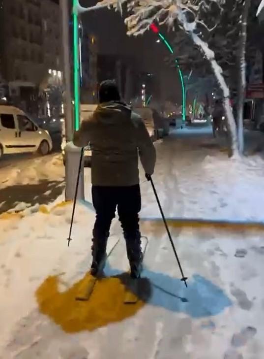 Snow turned into fun in Muş: Skiing on İstasyon Street