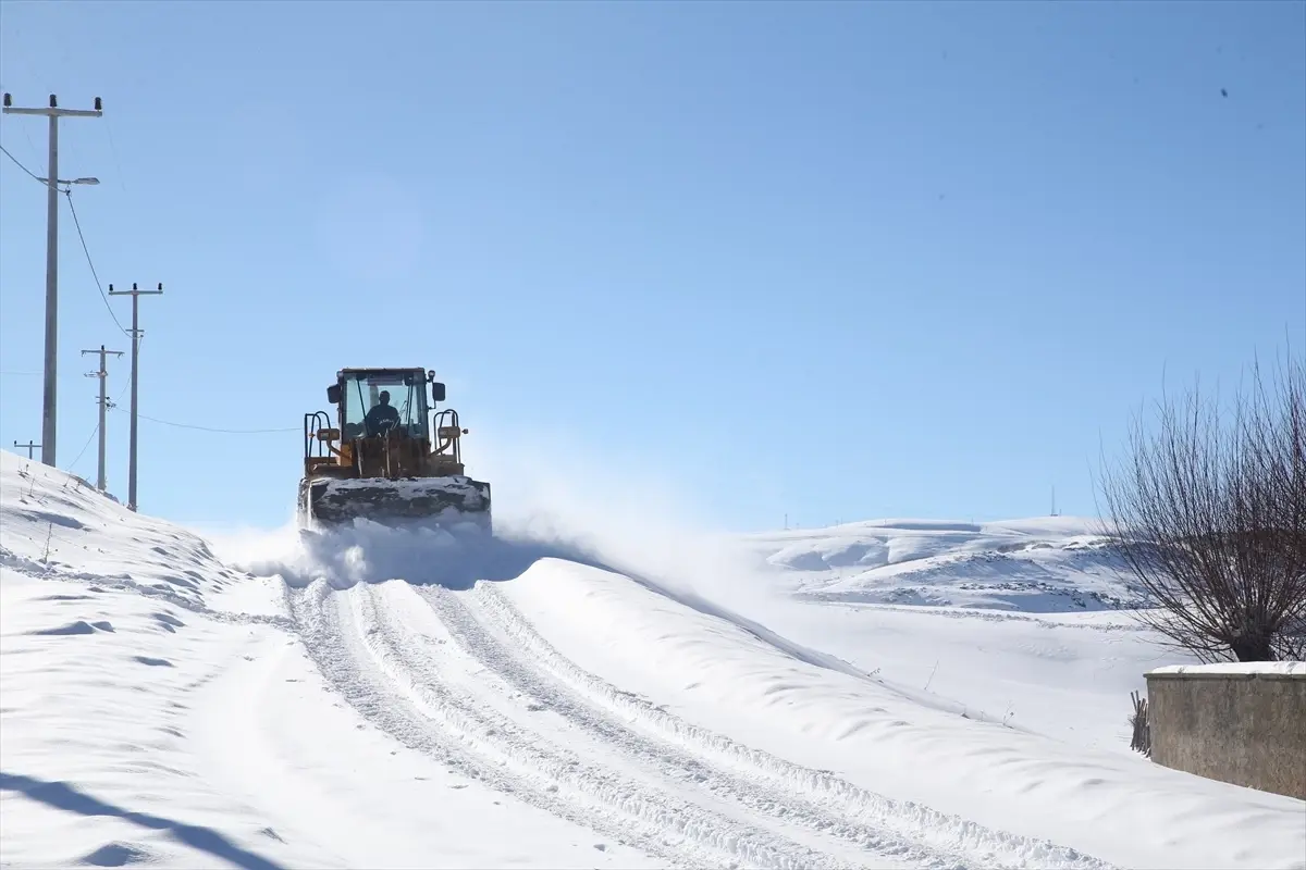 Muş'ta köy yollarında karla mücadele çalışmaları sürüyor