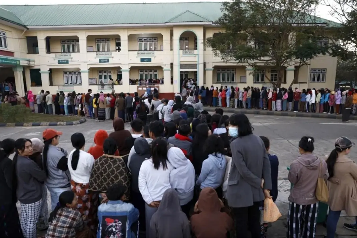 Myanmar halkı, 2021'deki askeri darbeden bu yana ilk kez oy kullanıyor