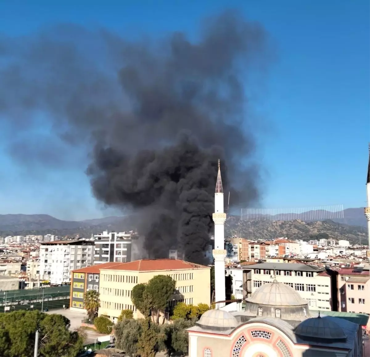 Nazilli'de eski kütüphane binasında yangın