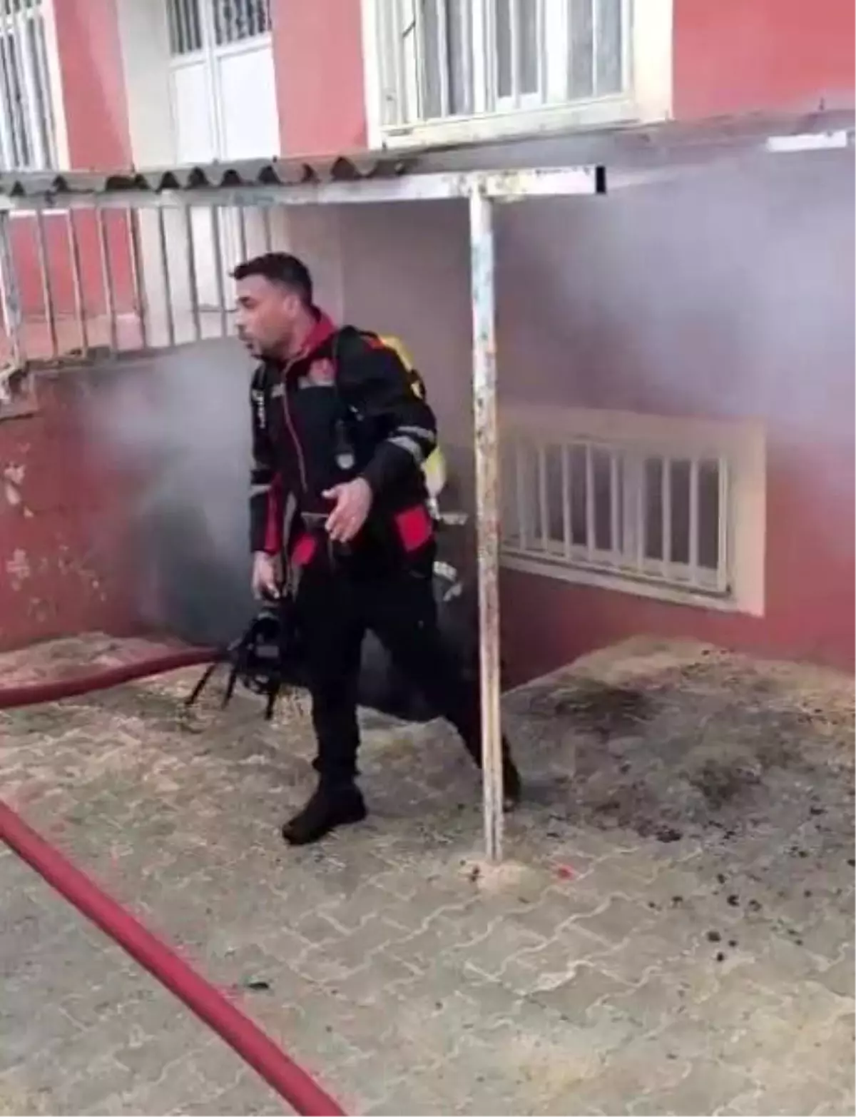 Okulun bodrum katında korkutan yangın