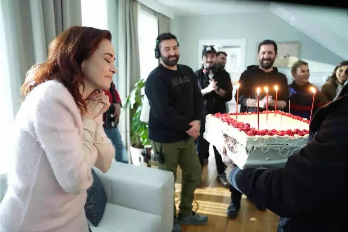 Özgü Namal'a sette sürpriz doğum günü kutlaması