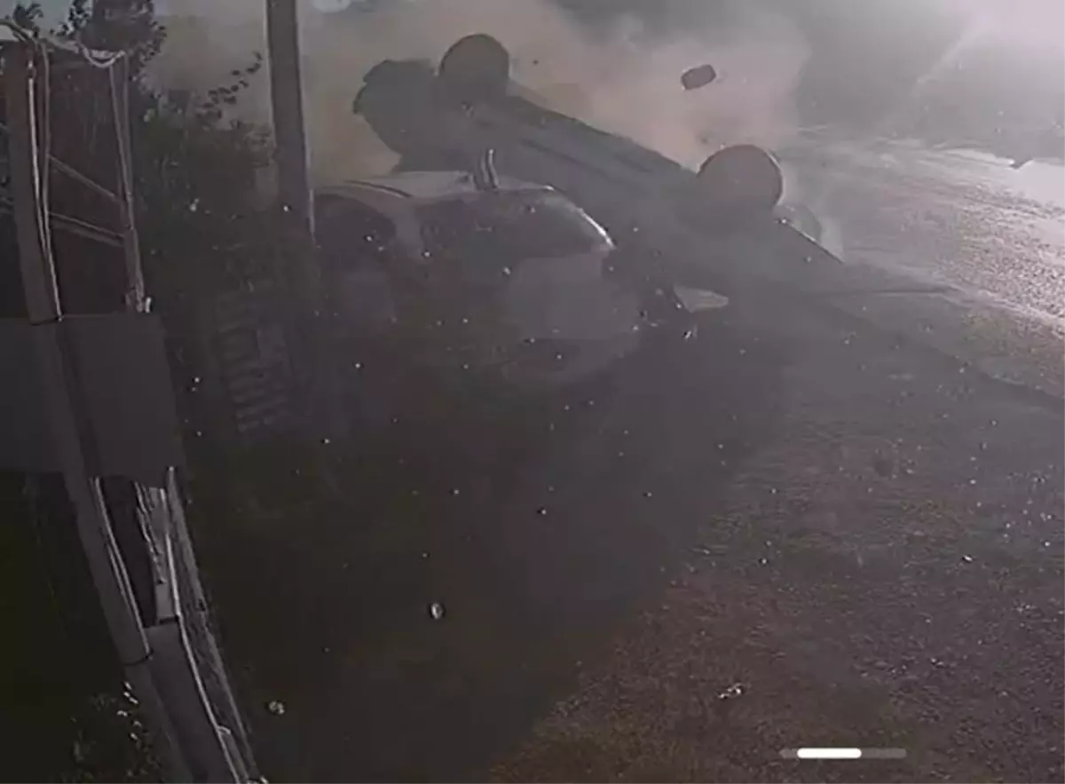 Park halindeki araca çarpan otomobildeki 2 kişi yaralandı; kaza kamerada