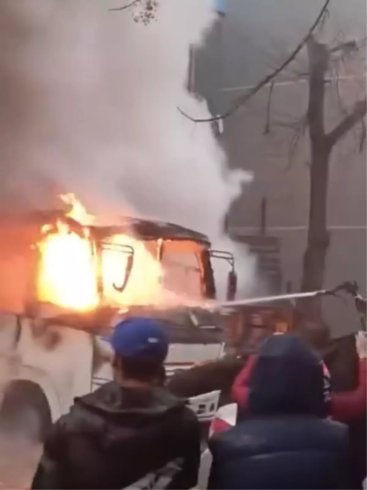 Bursa'da park halindeki servis midibüsü yandı