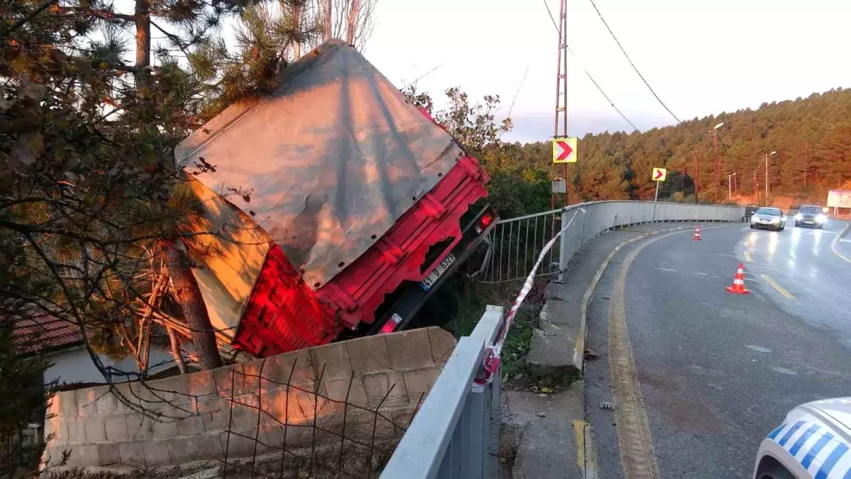 Pendik'te kamyonet kontrolden çıktı: Faciayı ağaçlar önledi