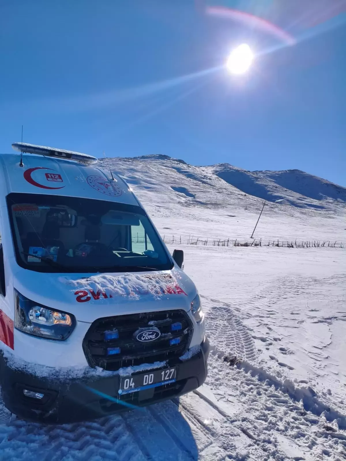 Sağlık ekipleri, köyde rahatsızlanan hamile kadına iş makinesinin yolu açmasıyla ulaştı