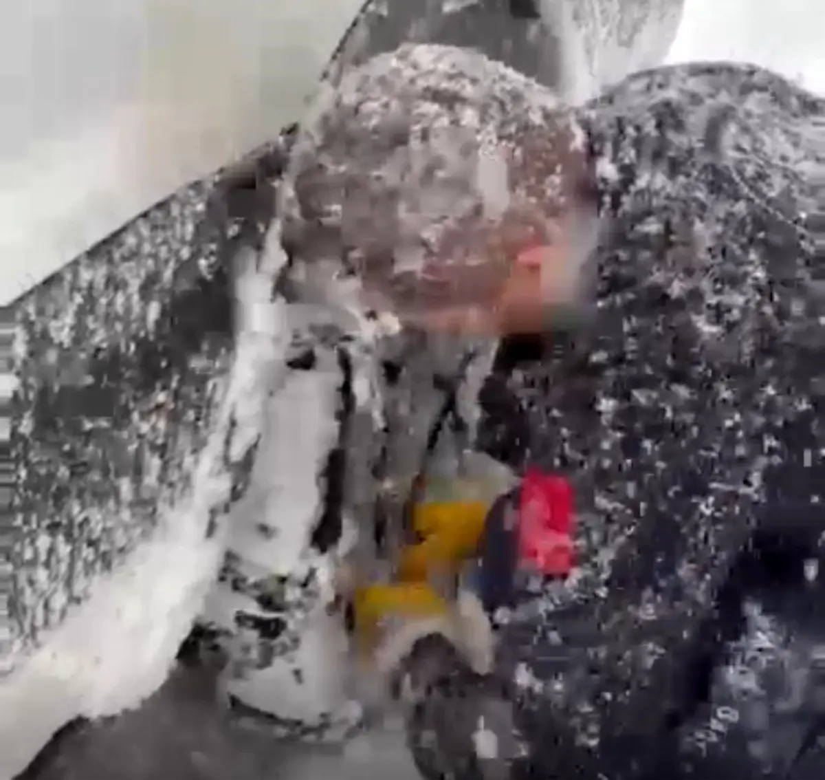 Sağlık ekiplerinin kar mesaisi: Zincir takıp hastaya ulaştılar