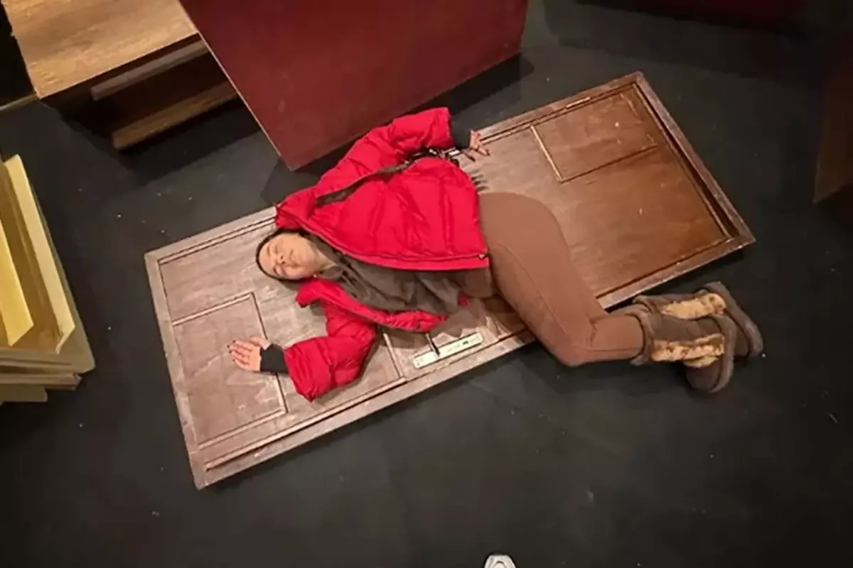 Sahnede korku dolu anlar! Aslı Bekiroğlu'nun kafasına kapı düştü