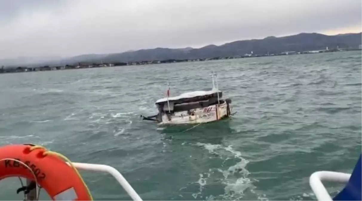 Samsun'da açık denizde sürüklenen tekne kıyıya çekildi