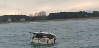 Samsun'da denizde sürüklenen tekne, polis ekiplerince kurtarıldı