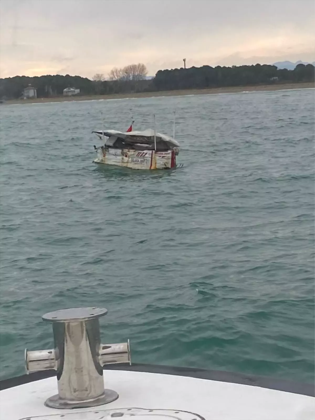 Samsun'da denizde sürüklenen tekne, polis ekiplerince kurtarıldı