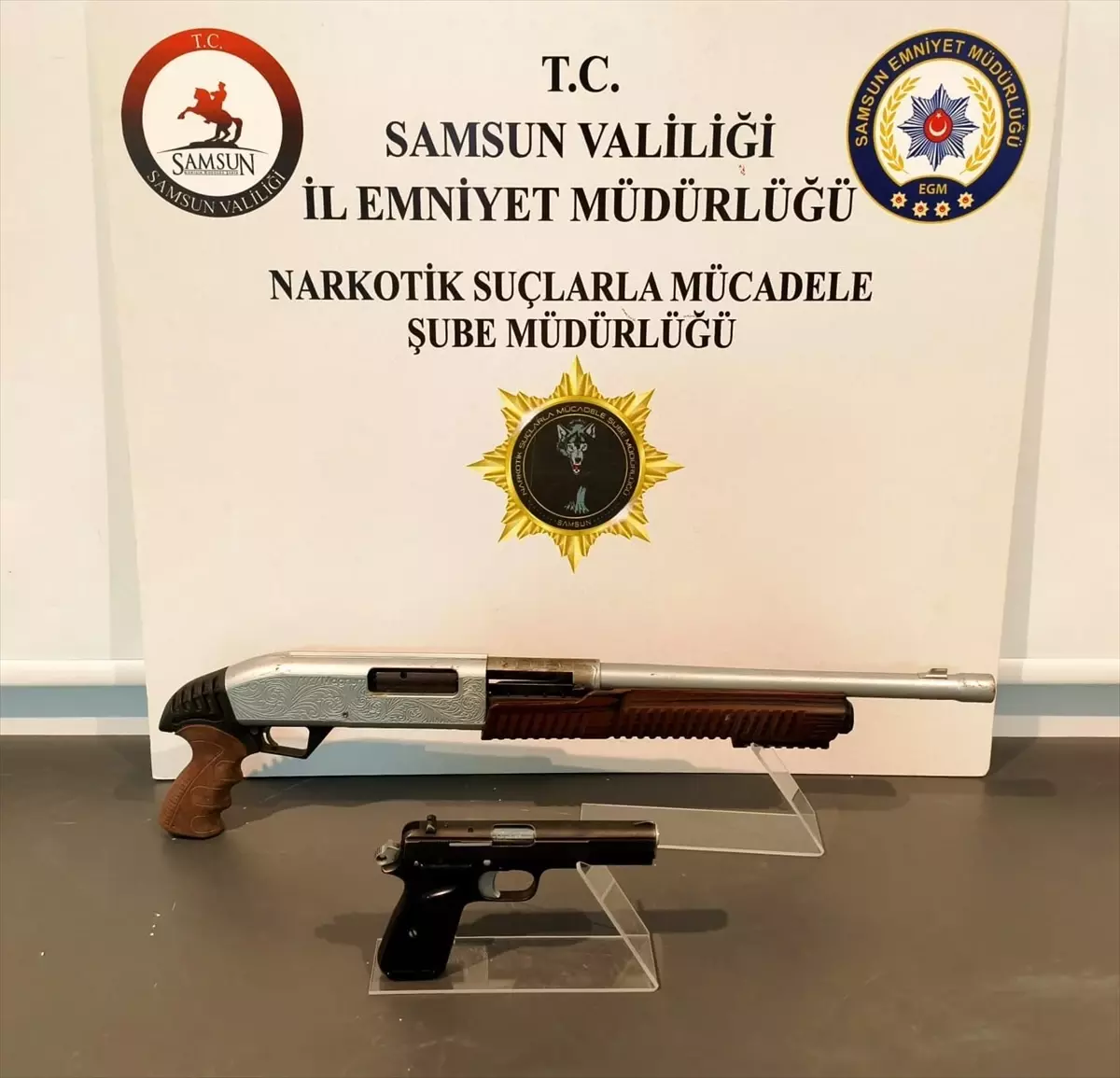 Samsun'da ruhsatsız silah ve tüfek ele geçirildi
