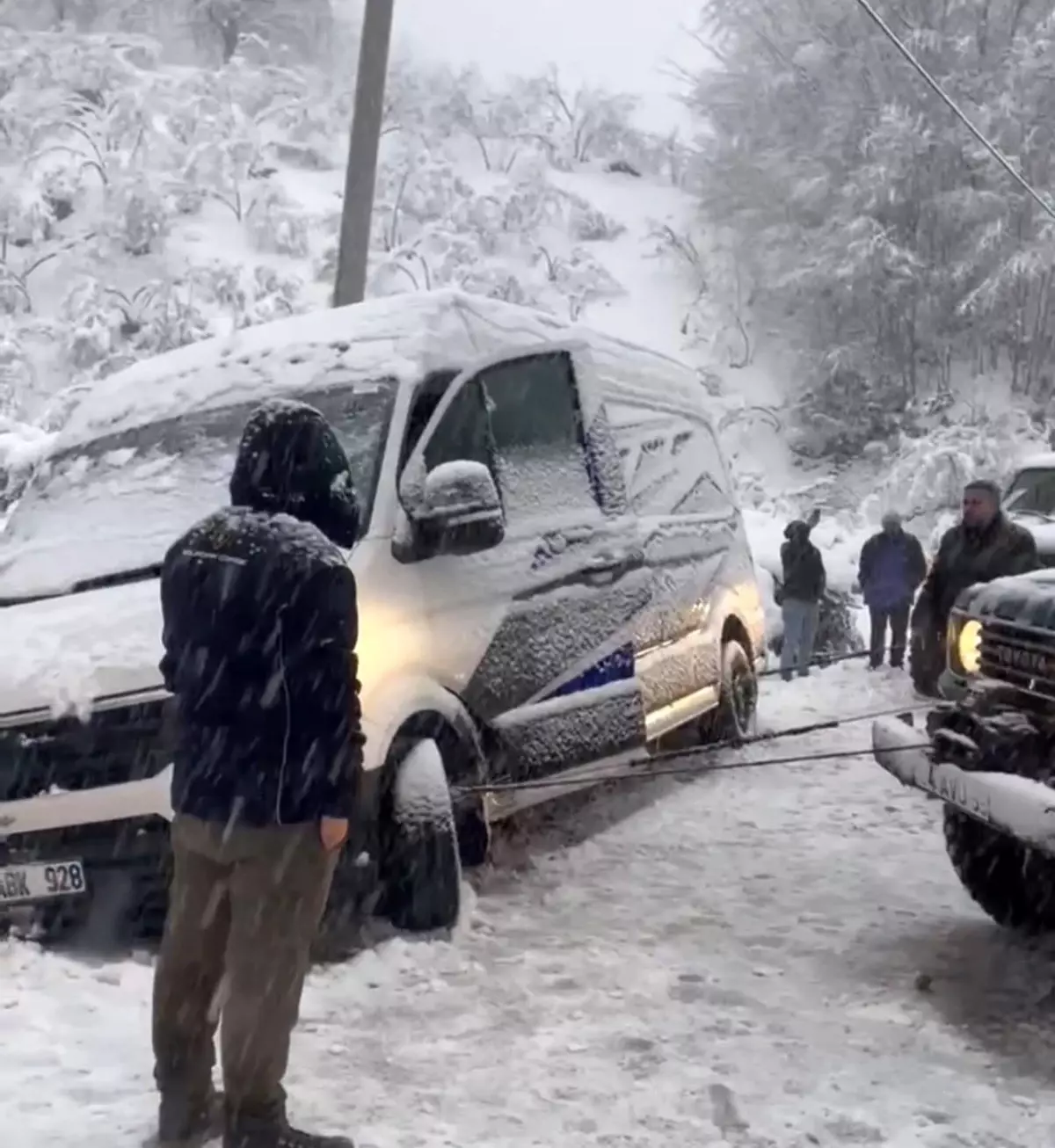 Şarampole kayan minibüsü, off-road araçları kurtardı