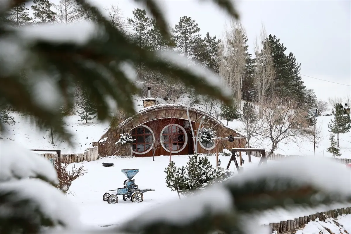 Sivas'taki "Hobbit Evleri" kar yağışının ardından güzel görüntü oluşturdu