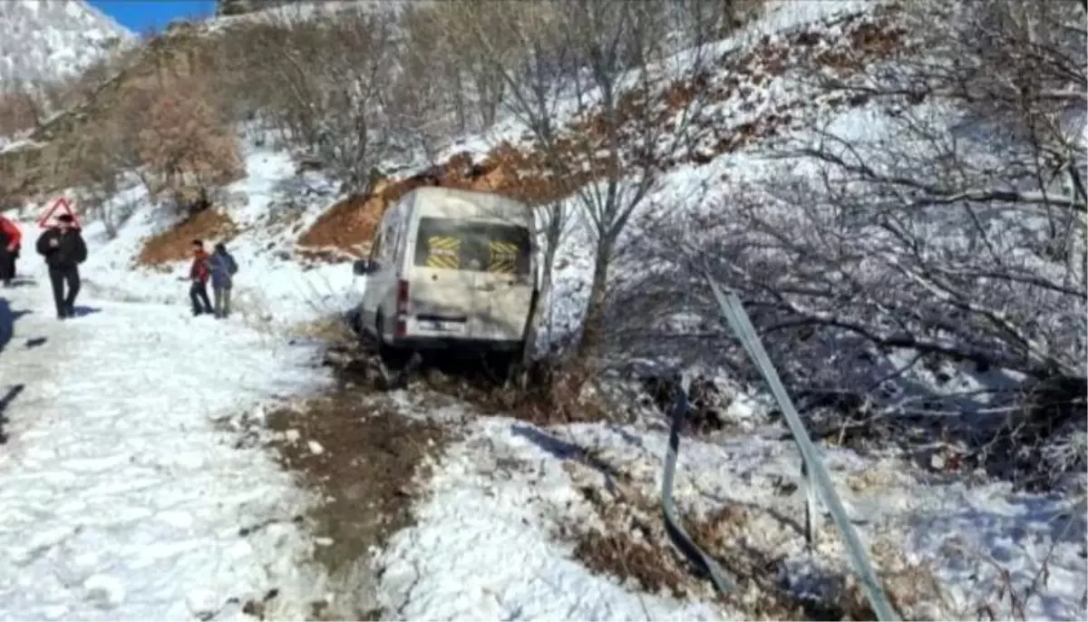 Taraftarları taşıyan minibüs şarampole kaydı