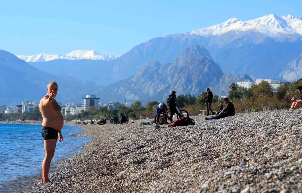 Türkiye karla mücadele ederken Antalya'da deniz sefası
