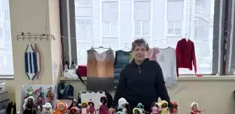 Ünlü sanatçıların giyim tarzını oyuncak bebek elbiselerine uyarlıyor