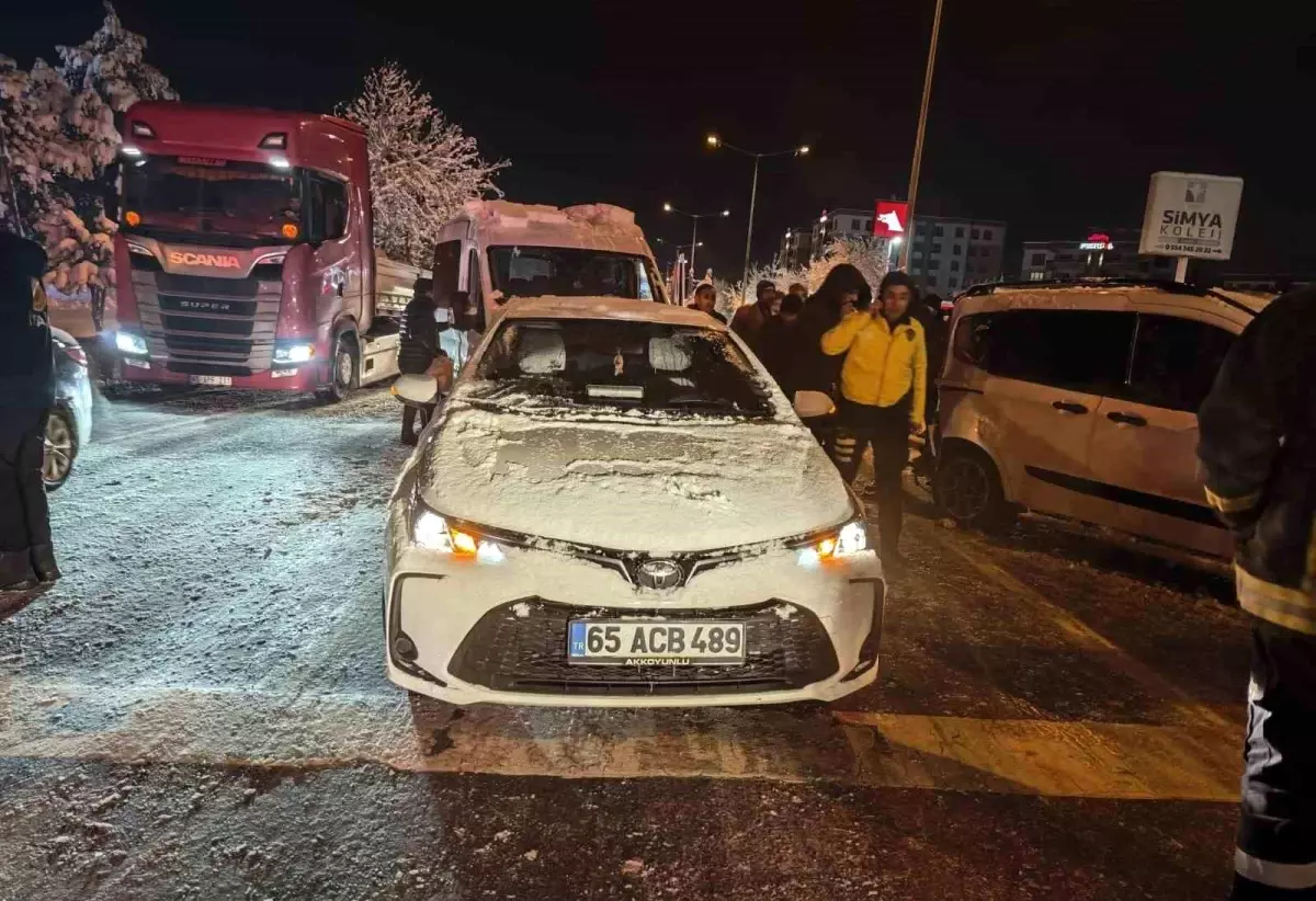 Van'da 4 aracın karıştığı kazada 4 kişi yaralandı