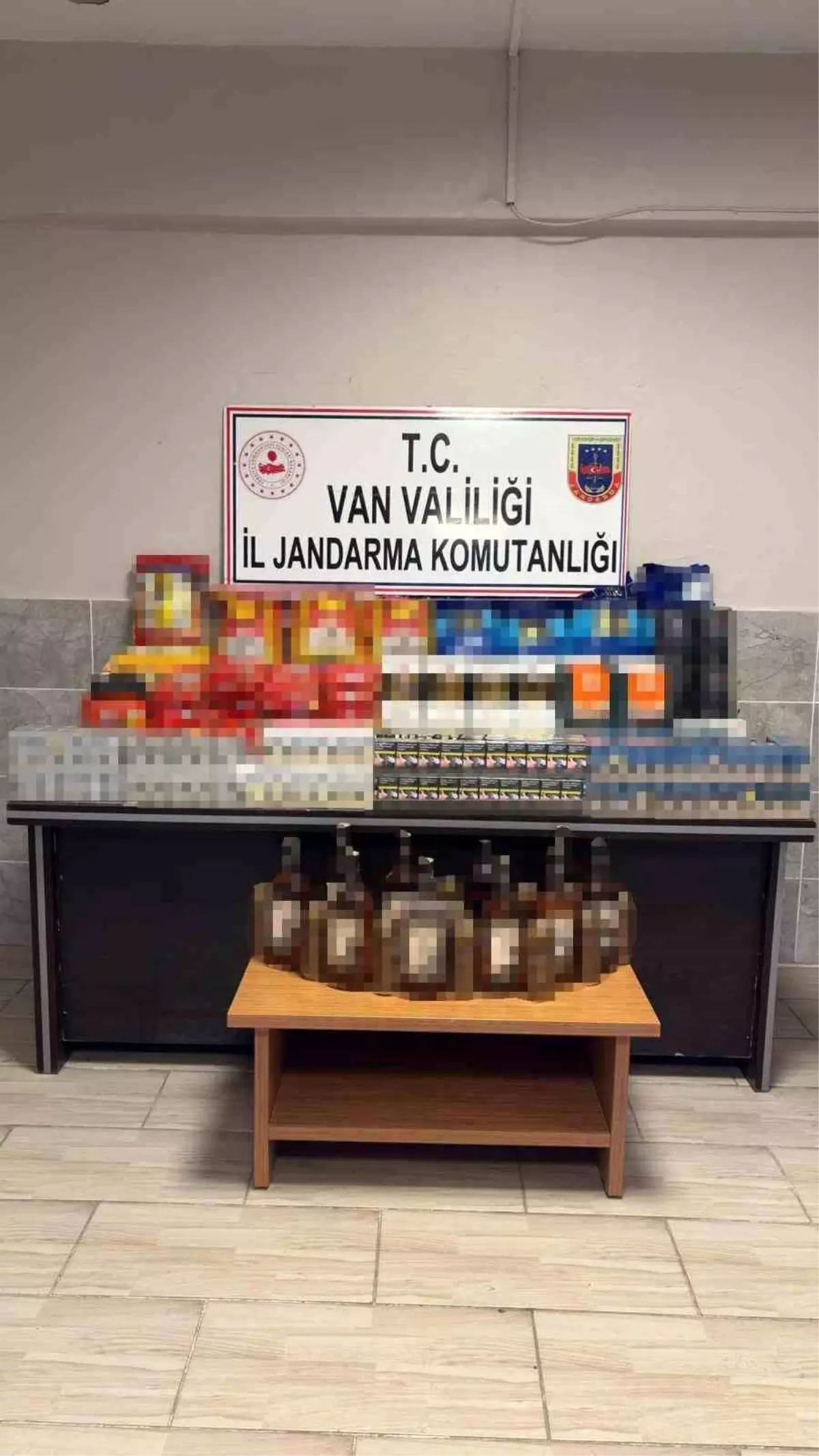 Van'da kaçak sigara, alkol ve gıda ürünü ele geçirildi