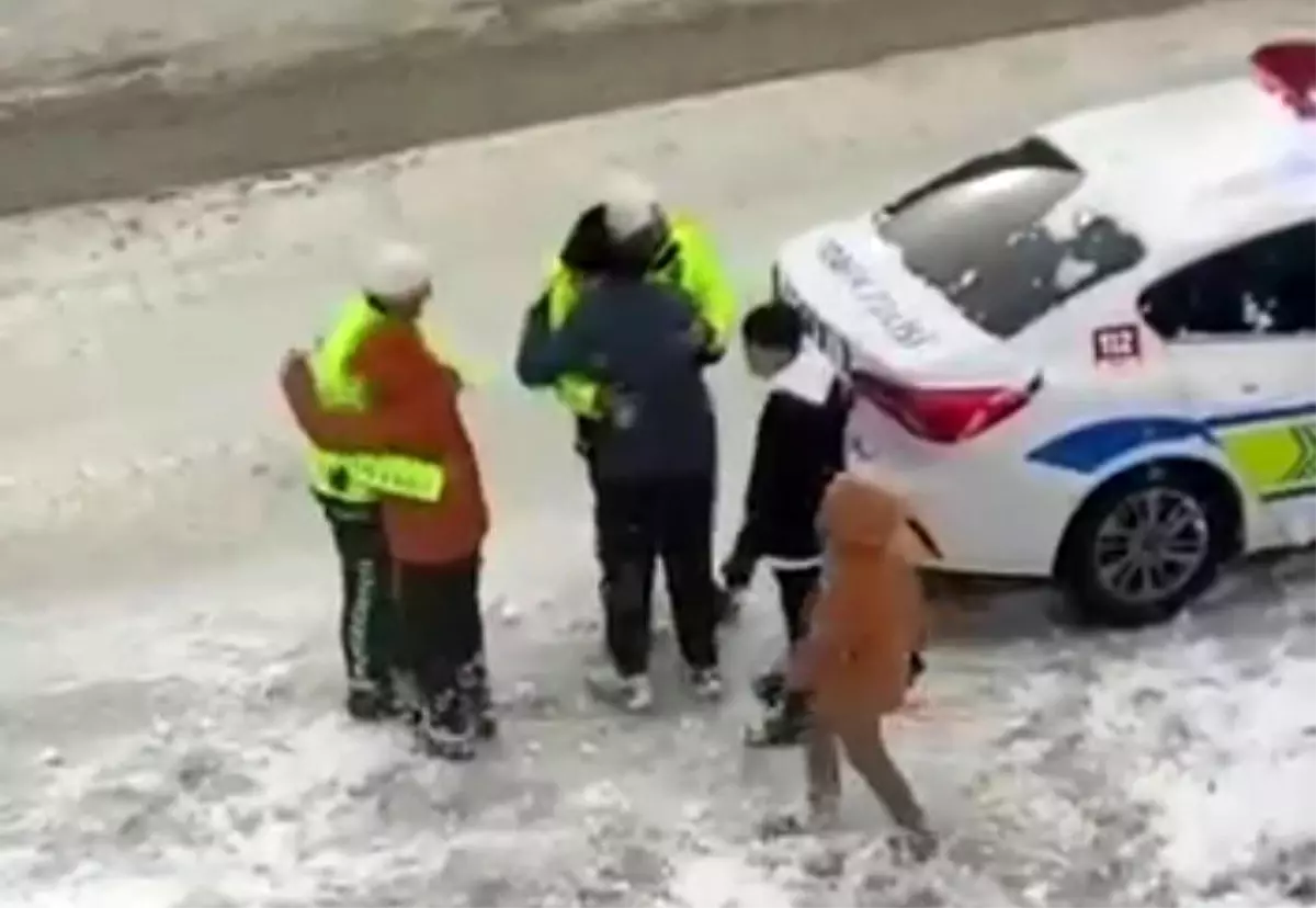 Van'da yürekleri ısıtan görüntüler: Trafik polisleri çocuklarla kartopu oynadı