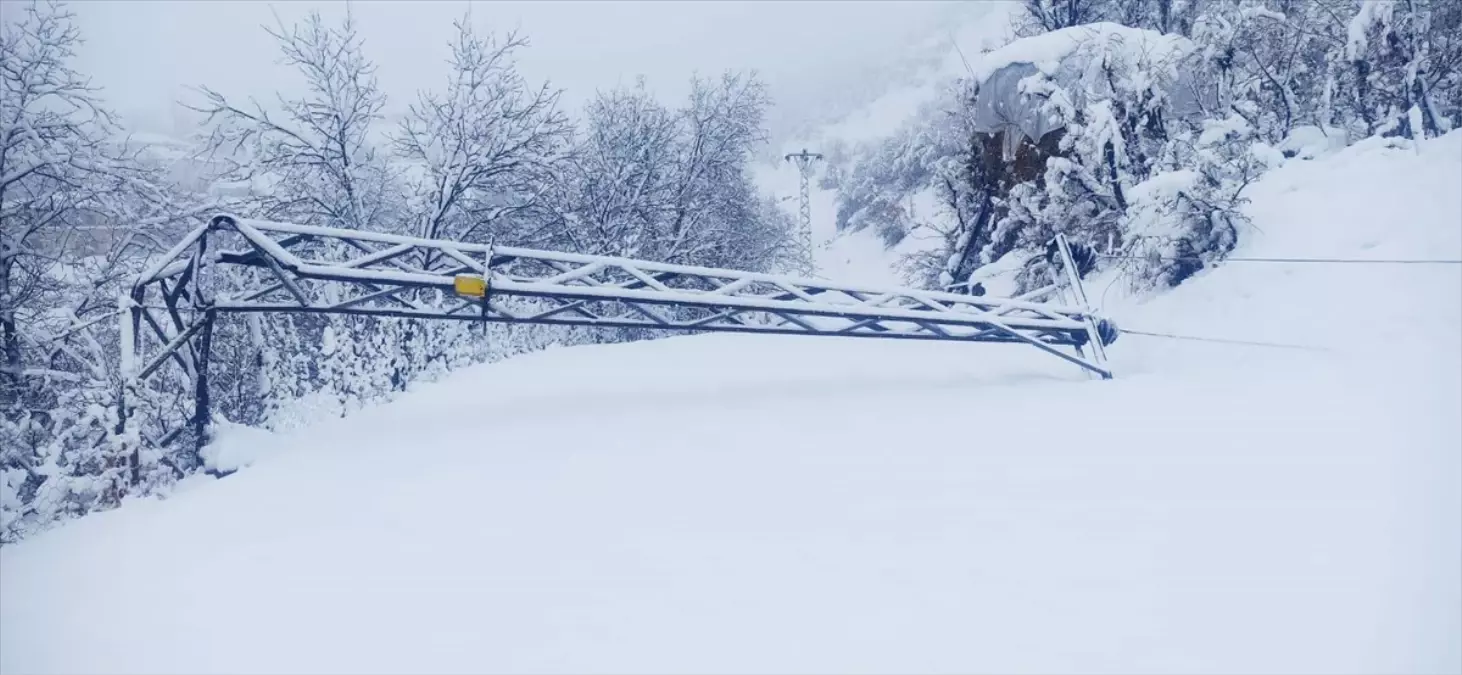 VEDAŞ ekipleri, zorlu kış şartlarına rağmen elektrik arızalarını gidermeye çalışıyor