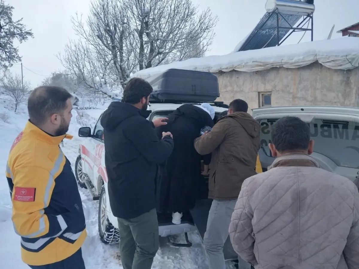Yoğun Kar Yağışı Nedeniyle Yolu Kapanan Köyde Rahatsızlanan Kadın Hastaneye Ulaştırıldı