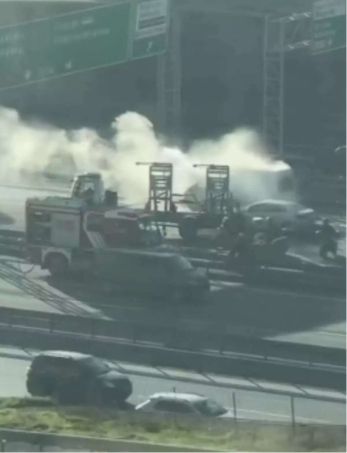 Bağcılar TEM Otoyolu'nda panelvan alev alev yandı