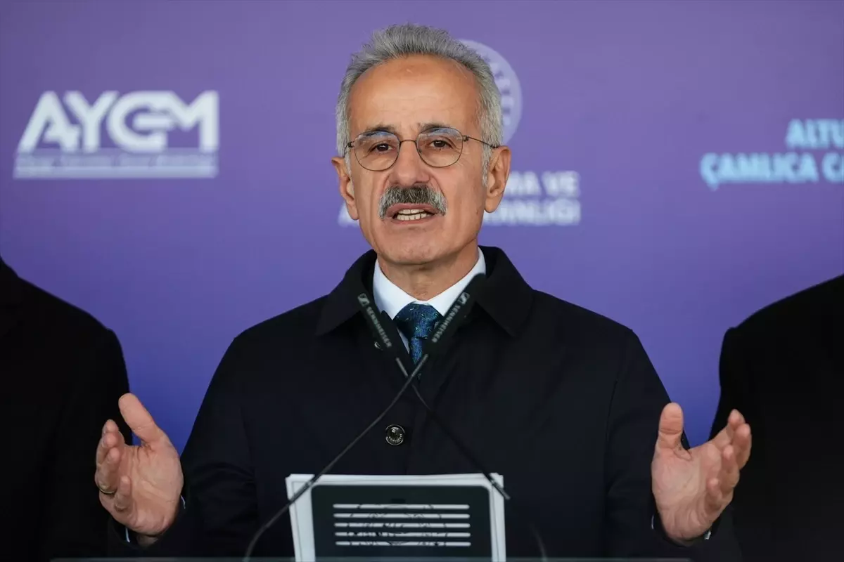 Bakan Uraloğlu, Altunizade-Ferah Mahallesi-Çamlıca Camii-Bosna Bulvarı Metro Hattı'nda incelemede bulundu ...