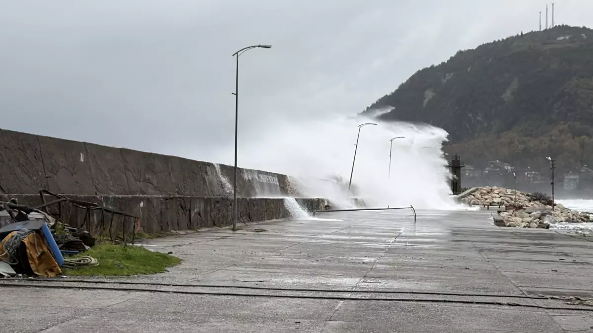 Bartın'da fırtına; dalga boyu 7 metreye ulaştı