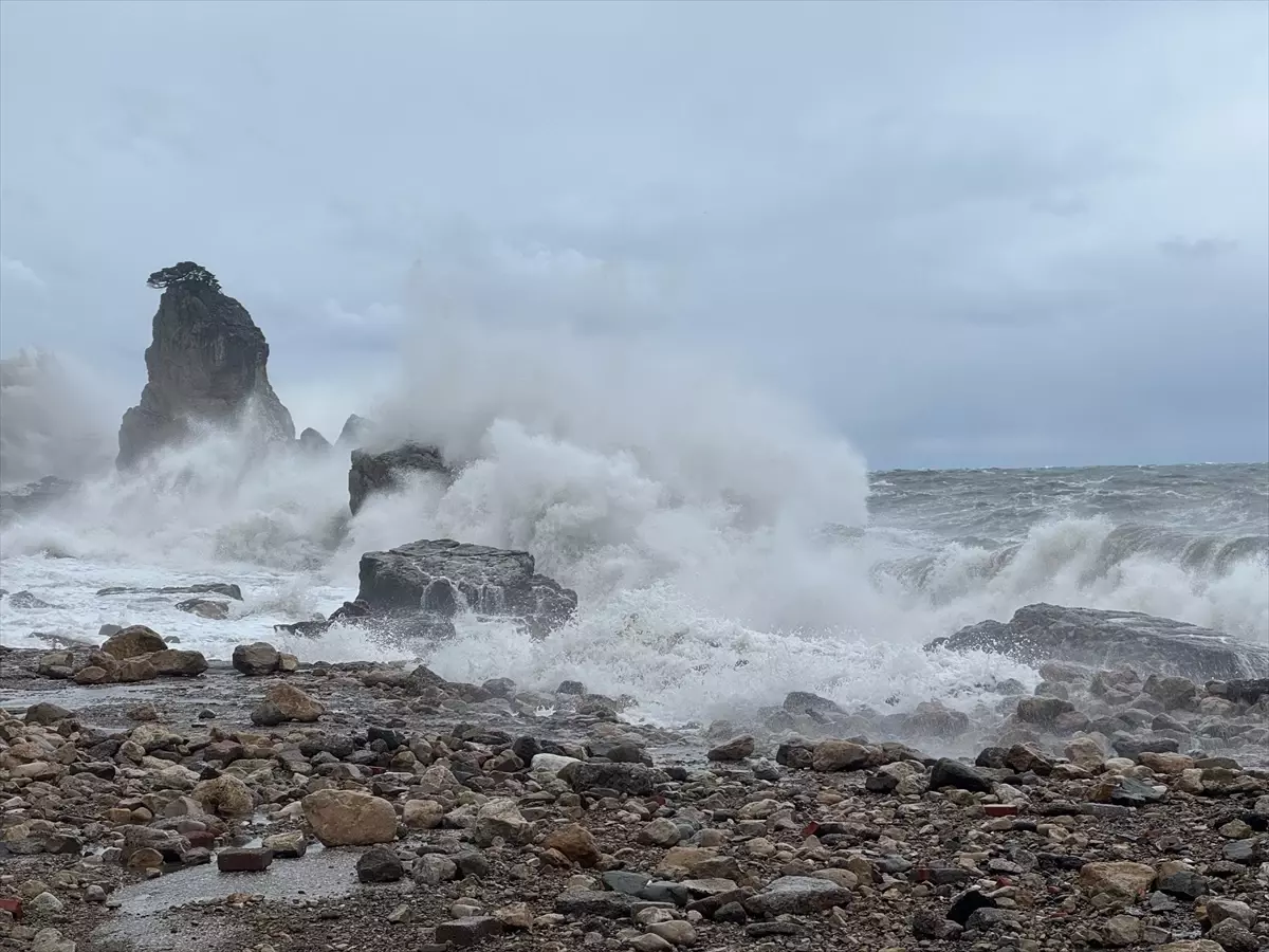 Bartın'da şiddetli rüzgar 6 metreyi aşan dalgalar oluşturdu