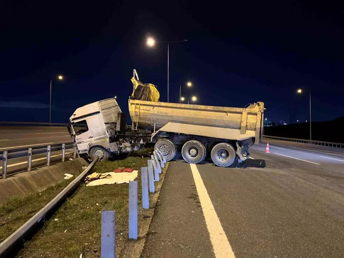 Başakşehir'de hafriyat kamyonu bariyere girdi: 1 ağır yaralı