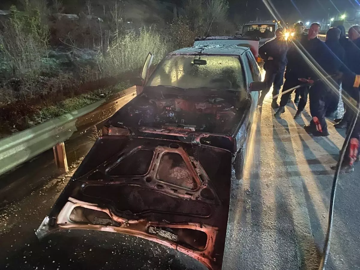 Bilecik'te araç yangınını itfaiye söndürdü