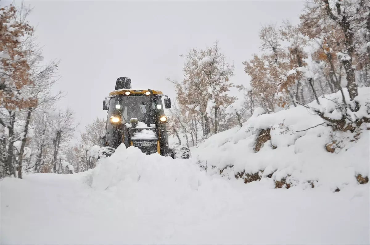 Bitlis'te kar nedeniyle yolu kapanan mezrada mahsur kalan besicilerin yardımına ekipler yetişti