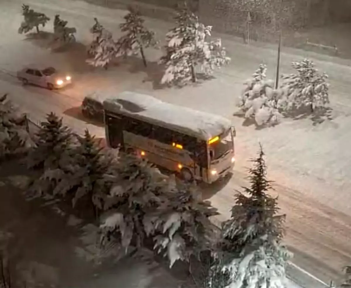 Bolu'da kar kalınlığı 30 santimetreyi aştı, onlarca araç rampalarda yolda kaldı