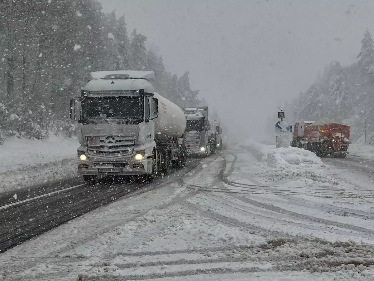Bolu Dağı'nda Kar Yağışı Ulaşımı Olumsuz Etkiliyor
