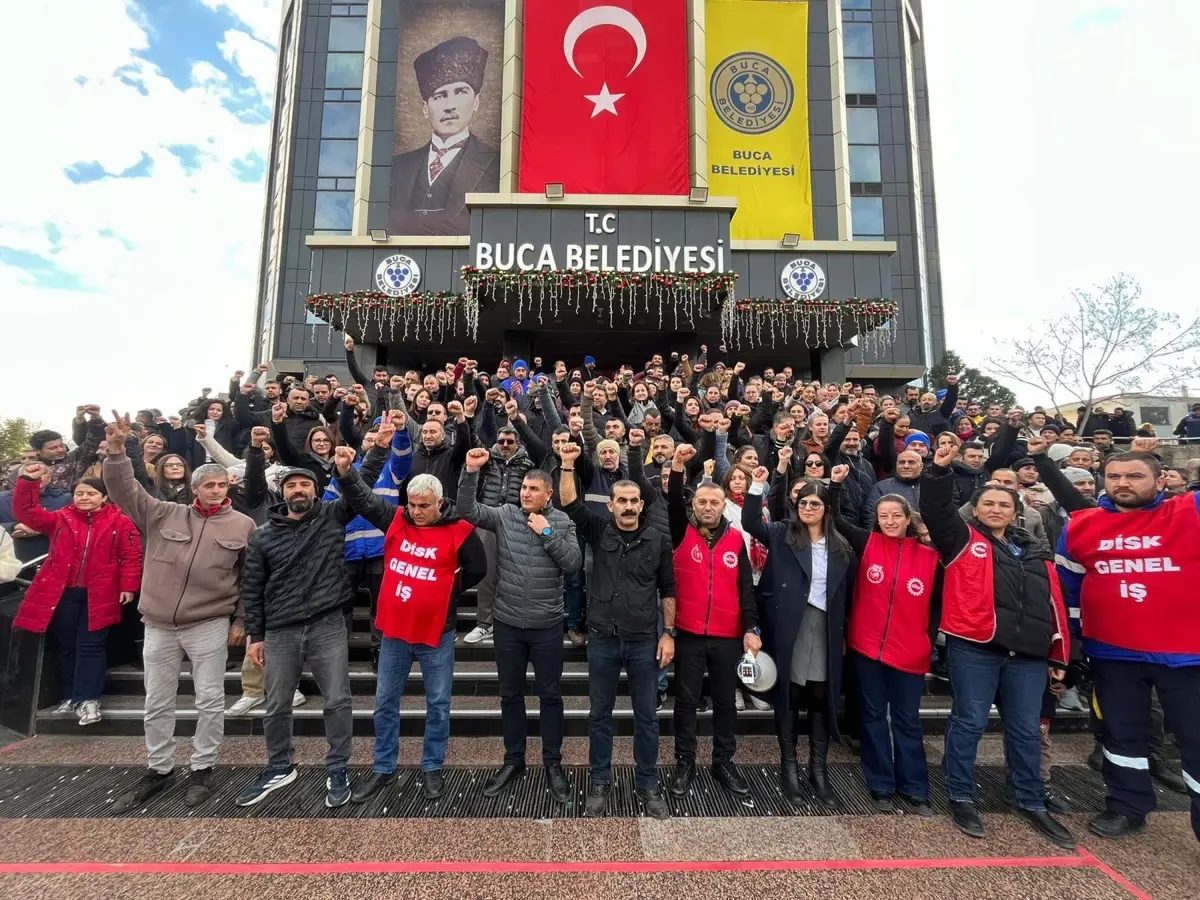 Buca'da maaşlarını alamayan belediye işçilerinden 'çöp toplamama' kararı