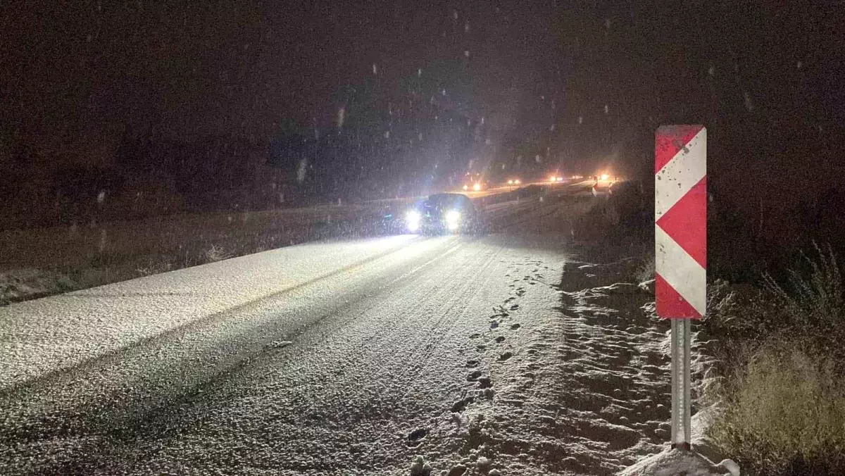 Burdur'da kar yağışı nedeniyle birçok araç yola kaldı