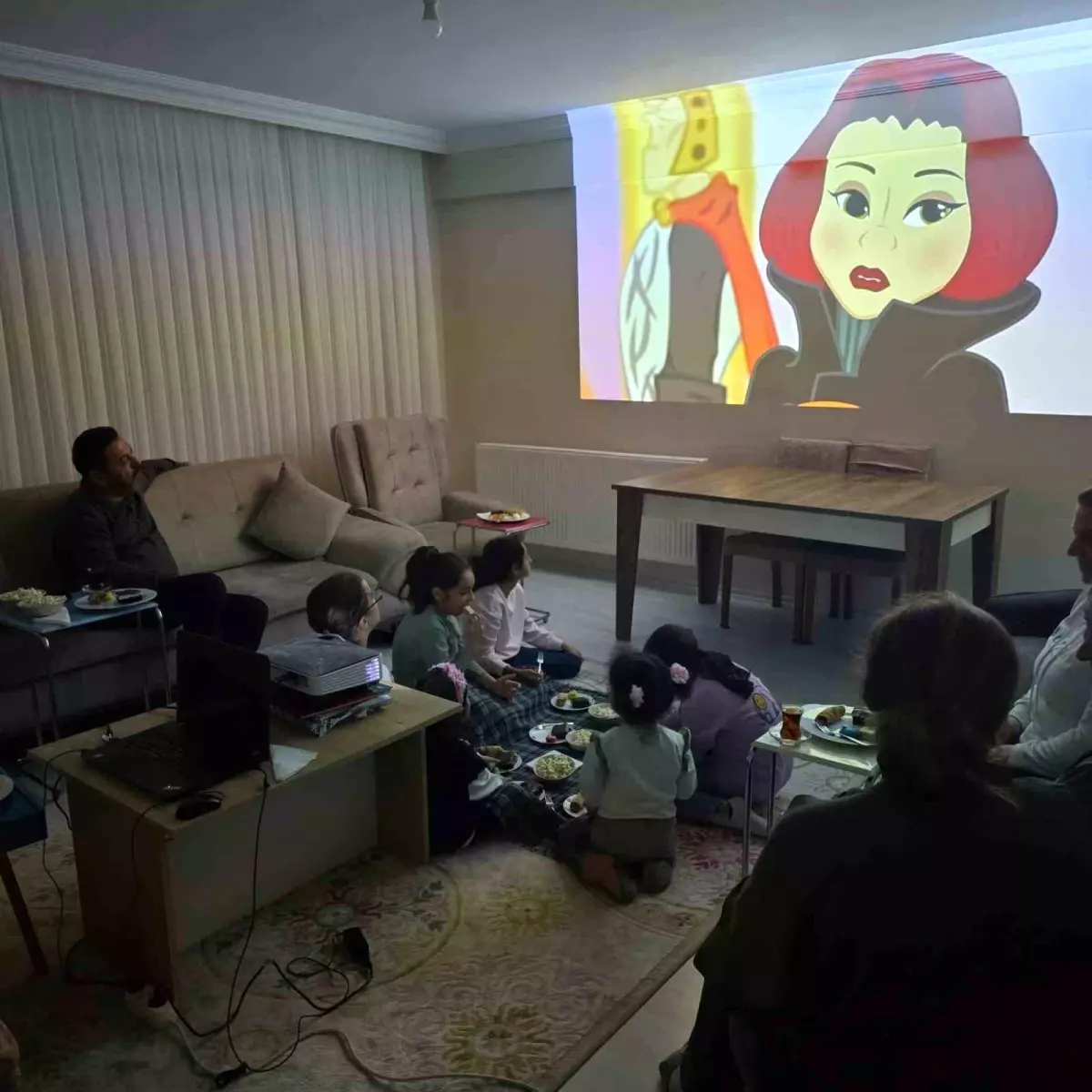 Çocuk evlerinde kalan çocuklara çizgi film sürprizi