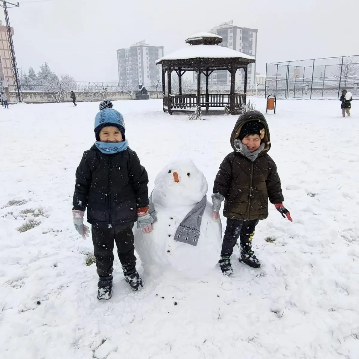 Diyarbakır'da kar sevinci: Çocuklar sokaklara koştu