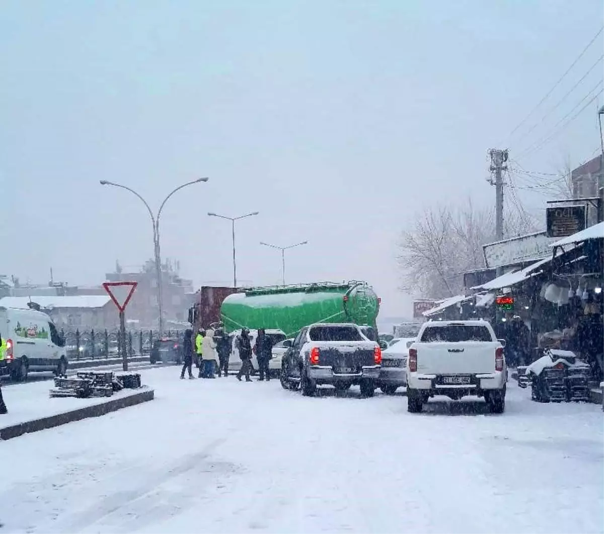 Diyarbakır'da kar yağışı nedeniyle 5 araç bir birine girdi
