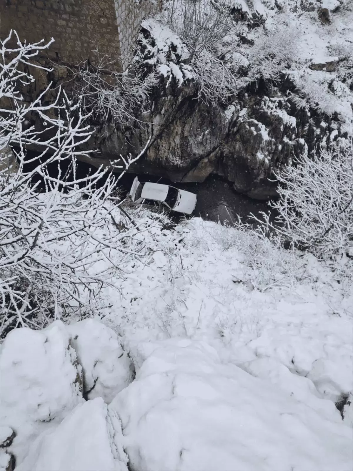 Diyarbakır'da otomobil köprüden çaya düştü: 4 yaralı