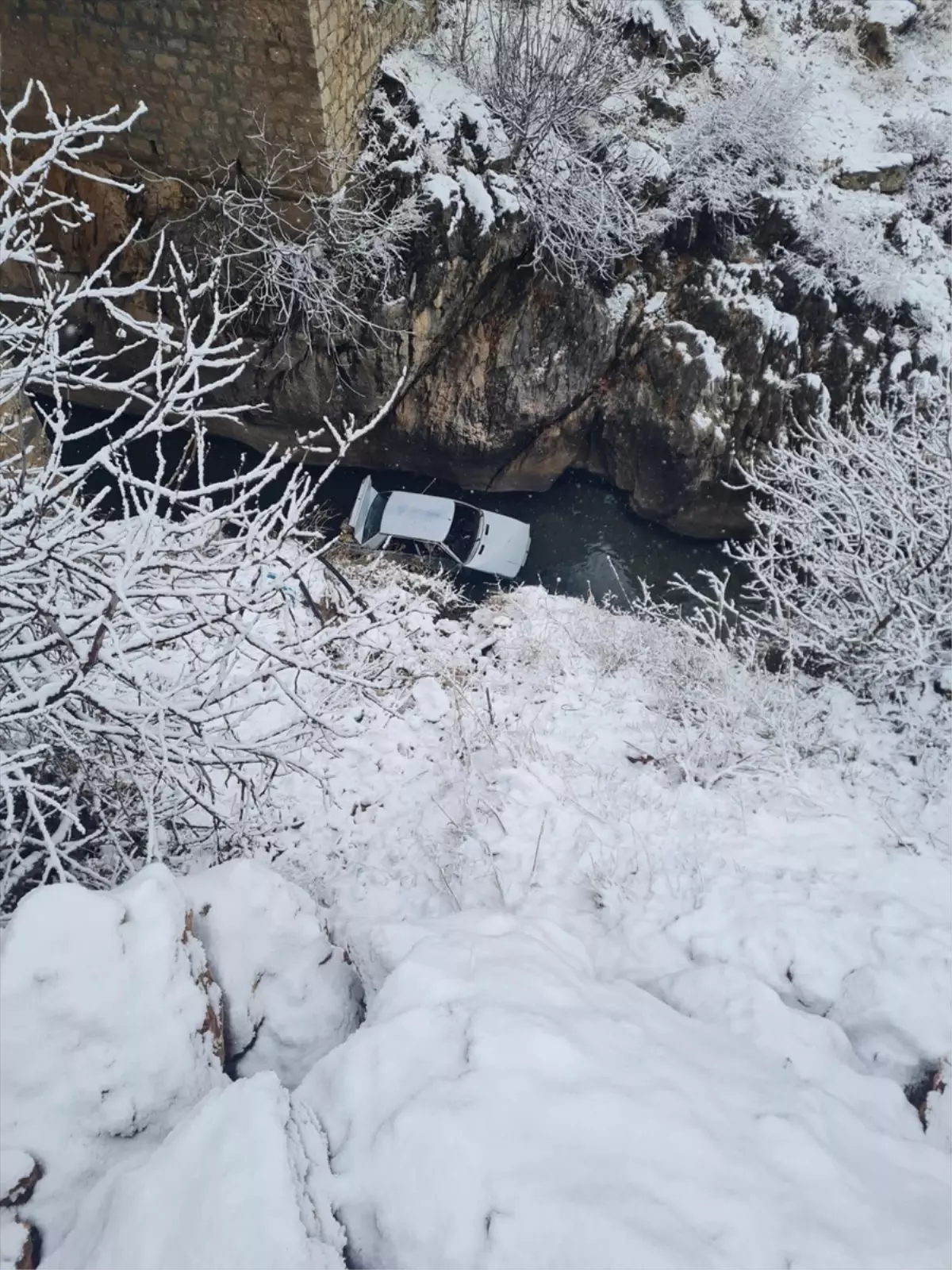 Diyarbakır'da Sinek Çayı'na düşen otomobildeki 3 kişi yaralandı