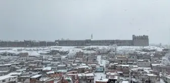 Diyarbakır'da tarihi yapılar kar yağışıyla beyaza büründü