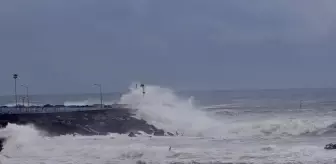Düzce'de kuvvetli rüzgar nedeniyle dalga boyu yükseldi