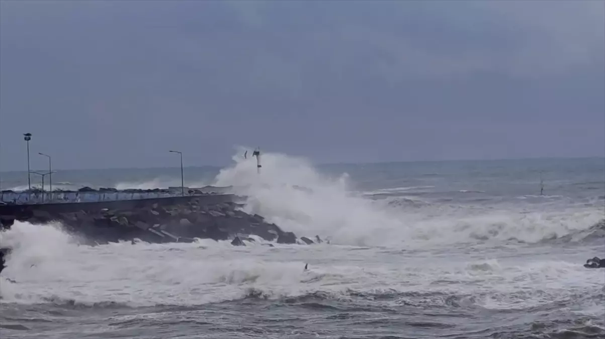 Düzce'de kuvvetli rüzgar nedeniyle dalga boyu yükseldi